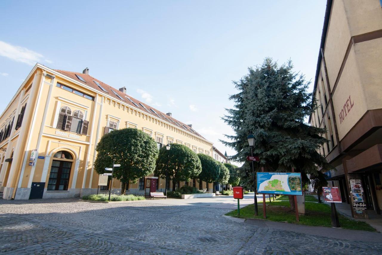 Hotel Oroszlan Szigetvár Eksteriør billede